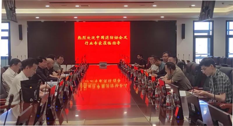 中國消防協(xié)會組織召開“多功能無人機(jī)應(yīng)急救援消防車”科技成果評價會議